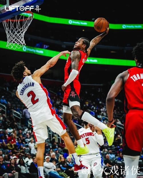 炸裂!贾文特-格林抢断普里查德,迎着怀特完成暴力单手隔扣 炸裂!贾文特-格林抢断普里查德,迎着怀特完成暴力单手隔扣